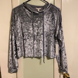 Hoodie with adjustable strings